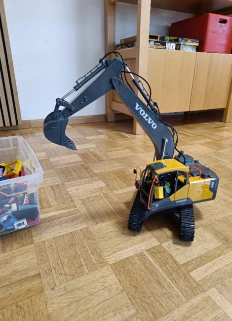 Echte Mini-Bagger von der Firma Kramer zum Spielen im Sandkasten